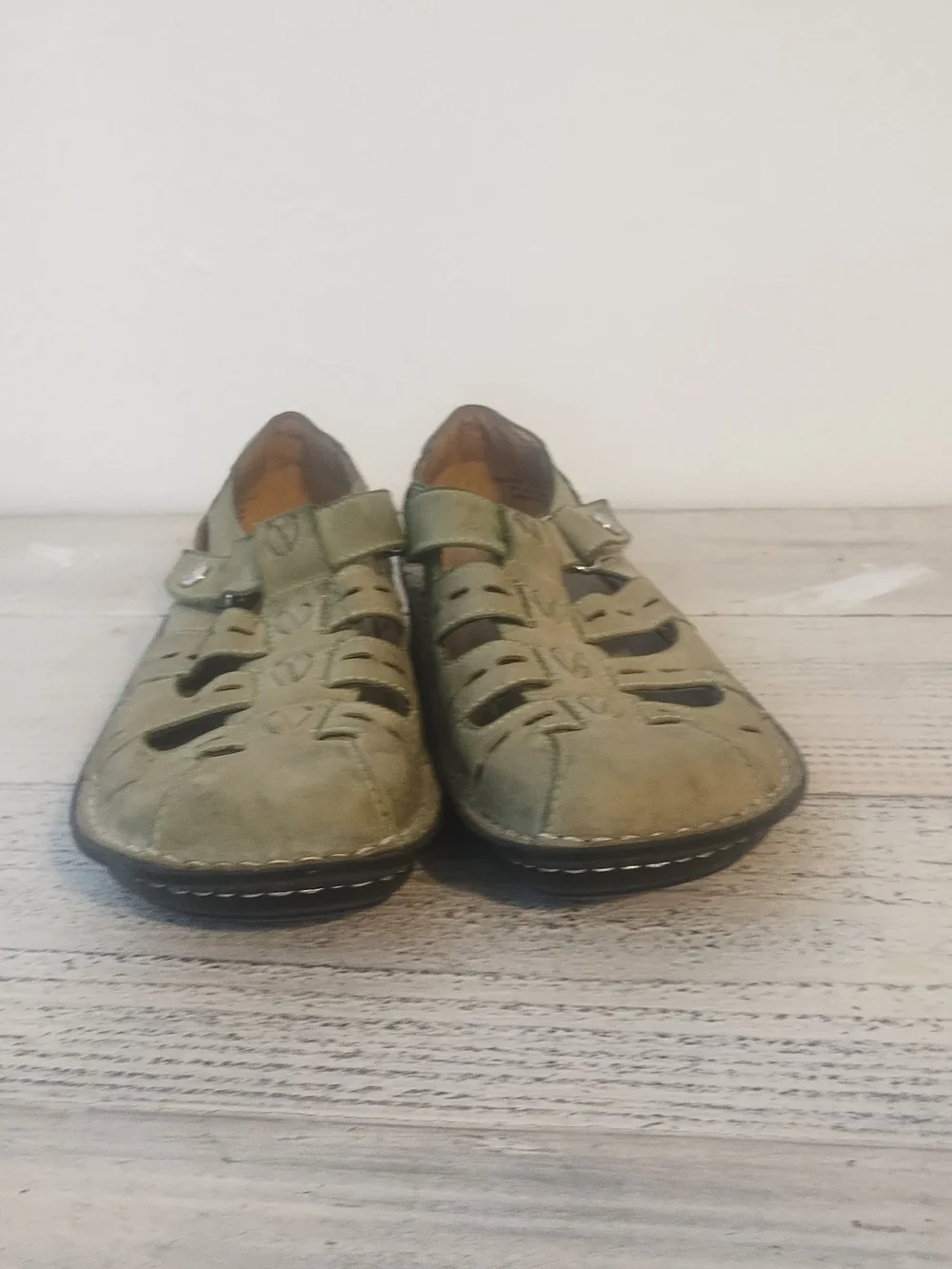 Girls  Green Cutout Comfort Sandals very good condition